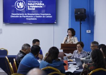 Autoridades de Salud trabajan en el reglamento de la Ley de Atención Integral del Cáncer. /Foto: MSPAS.