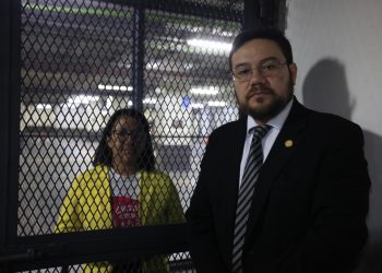 El director de la Copadeh, Oswaldo Samayoa, visita a la directora del Instituto de la Víctima, Ligia Hernández, luego de pasar la primera noche en Torre de Tribunales. /Foto: Danilo Ramírez.