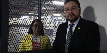 El director de la Copadeh, Oswaldo Samayoa, visita a la directora del Instituto de la Víctima, Ligia Hernández, luego de pasar la primera noche en Torre de Tribunales. /Foto: Danilo Ramírez.
