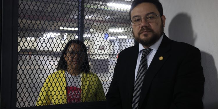 El director de la Copadeh, Oswaldo Samayoa, visita a la directora del Instituto de la Víctima, Ligia Hernández, luego de pasar la primera noche en Torre de Tribunales. /Foto: Danilo Ramírez.