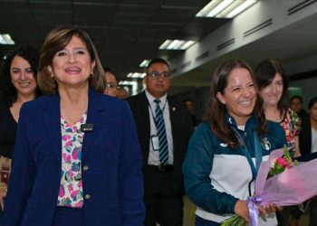 Autoridades del Ejecutivo reciben a Adriana Ruano en el AILA. /Foto: Bayron de la Cruz.