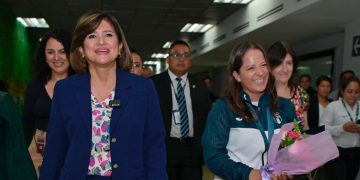 Autoridades del Ejecutivo reciben a Adriana Ruano en el AILA. /Foto: Bayron de la Cruz.