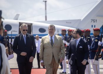 El presidente Arévalo junto al embajador Javier Zepeda (izquierda) y el director de protocolo de la cancillería dominicana (derecha). / Foto: EFE.