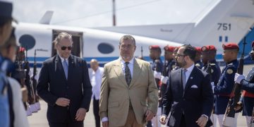 El presidente Arévalo junto al embajador Javier Zepeda (izquierda) y el director de protocolo de la cancillería dominicana (derecha). / Foto: EFE.