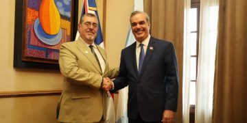 El presidente Bernardo Arévalo llegó al Palacio Nacional de República Dominicana para reunirse con Luis Abinader. /Foto: Gobierno de Guatemala.