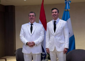 Bernardo Arévalo (izquierda) junto a Santiago Peña, mandatario de Paraguay. /Foto: Lourdes Hercules.