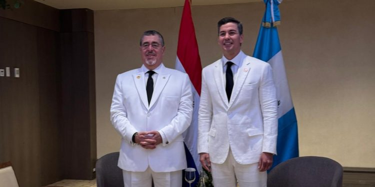 Bernardo Arévalo (izquierda) junto a Santiago Peña, mandatario de Paraguay. /Foto: Lourdes Hercules.