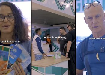 Turistas agradecen atención en la Oficina de Información Turística. /Foto: Inguat.