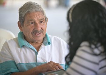 Inscripción de familias del asentamiento Dios es Fiel al programa Bolsa Social. /Foto: Álvaro Interiano.