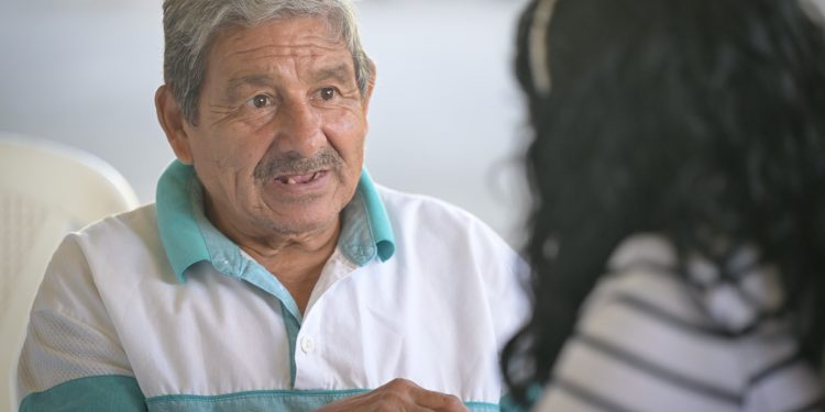 Inscripción de familias del asentamiento Dios es Fiel al programa Bolsa Social. /Foto: Álvaro Interiano.