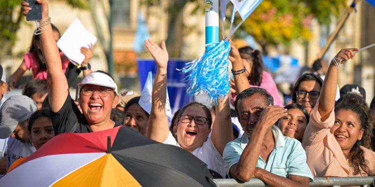 Ministra Grazioso dio su discurso ante un pueblo alegre por la llegada de los atletas olímpicos. /Foto: Gobierno de Guatemala.