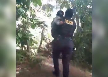 Agente de la PNC durante el rescate del niño. / Foto: PNC.