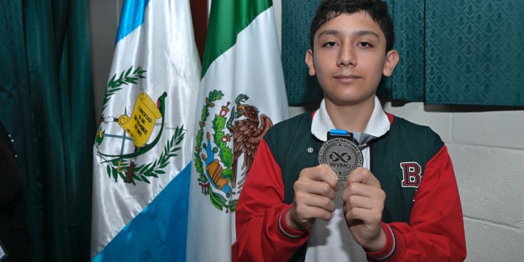 Más allá de los números: Santiago Martínez, el joven guatemalteco que ganó una medalla de plata en Indonesia