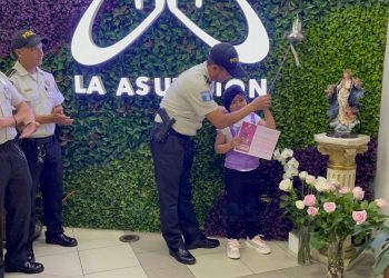 Maybeli Rodríguez junto al inspector Roel. / Foto: PNC.