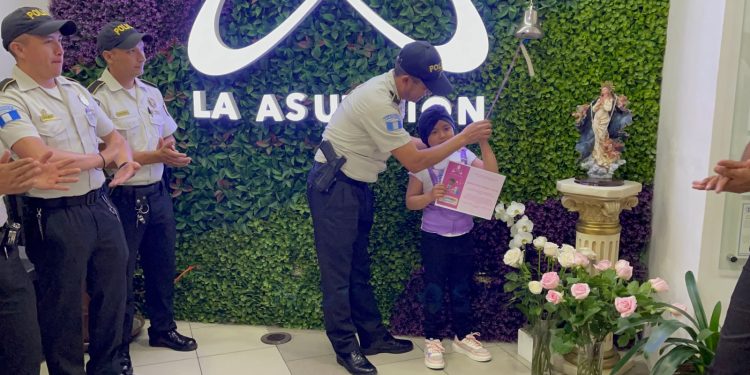 Maybeli Rodríguez junto al inspector Roel. / Foto: PNC.