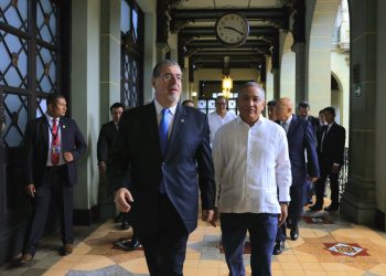 El presidente Arévalo (izquierda) recibió al primer ministro Briceño en el Palacio Nacional de la Cultura. /Foto: Gilber García.