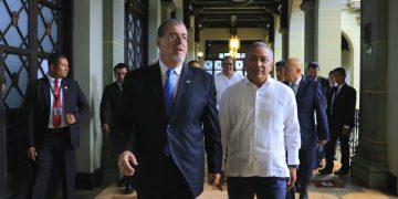 El presidente Arévalo (izquierda) recibió al primer ministro Briceño en el Palacio Nacional de la Cultura. /Foto: Gilber García.