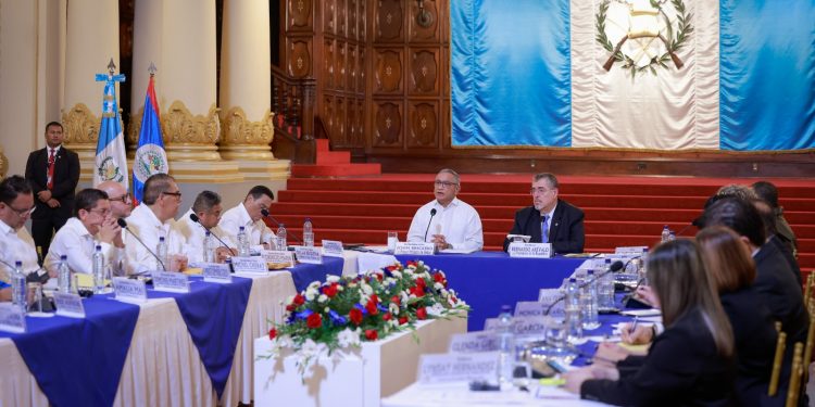El presidente Arévalo comenzó agradeciendo a Briceño por su visita al territorio guatemalteco. / Foto: Gilber Garcia.