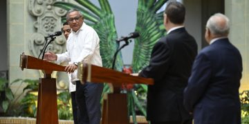 El primer ministro de Belice, John Briceño, agradece trabajo del presidente Arévalo. /Foto: Álvaro Interiano.