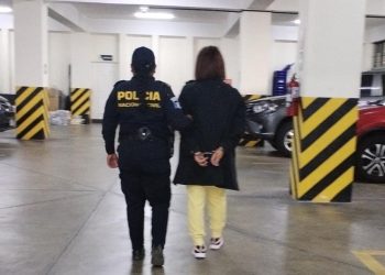 Detenida por presunta participación en extorsión. / Foto: PNC.