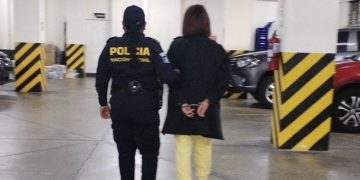 Detenida por presunta participación en extorsión. / Foto: PNC.