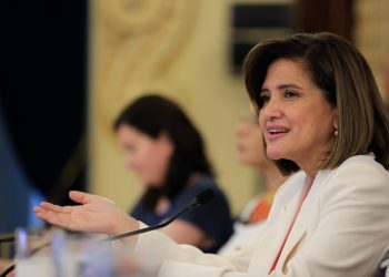 Vicepresidenta Karin Herrera compartió un mensaje ante la aprobación de la ampliación presupuestaria. /Foto: Gilber García.