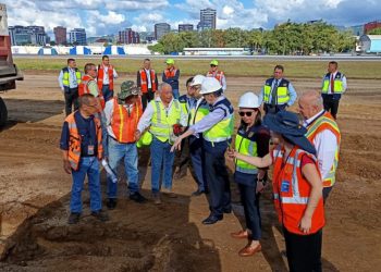 Autoridades del CIV supervisaron los trabajos en la pista del AILA. /Foto: DGAC.