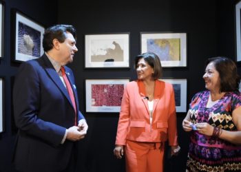 Vicepresidenta Herrera visita exposición de Fotocyt en Galería Rozas-Botrán. /Foto: Vicepresidencia de la República.