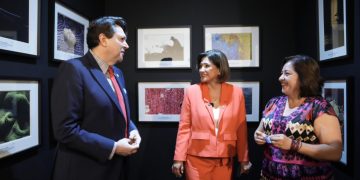 Vicepresidenta Herrera visita exposición de Fotocyt en Galería Rozas-Botrán. /Foto: Vicepresidencia de la República.