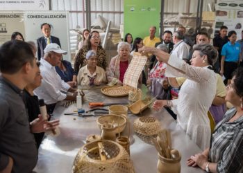 La doctora Lucrecia Peinado junto a adultos mayores en el Centro de Transformación e Investigación del Bambú. /Foto: @LucreciaPeinado.