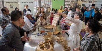 La doctora Lucrecia Peinado junto a adultos mayores en el Centro de Transformación e Investigación del Bambú. /Foto: @LucreciaPeinado.
