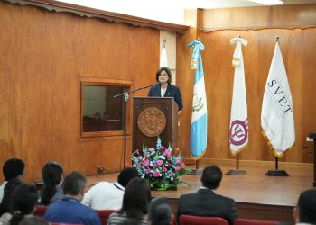 Vicepresidenta Karin Herrera en seminario de la Usac sobre la violencia sexual. / Foto: Vicepresidencia de la República.