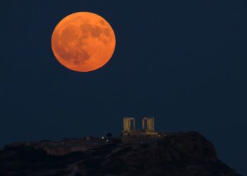 La Superluna se eleva junto al Templo de Poseidón cerca de Atenas, Grecia. / Foto: EFE.