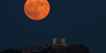 La Superluna se eleva junto al Templo de Poseidón cerca de Atenas, Grecia. / Foto: EFE.