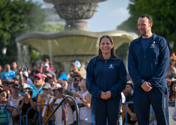 Adriana Ruano junto a Jean Pierre Brol en la izada de la bandera. / Foto: Álvaro Interiano.