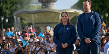 Adriana Ruano junto a Jean Pierre Brol en la izada de la bandera. / Foto: Álvaro Interiano.