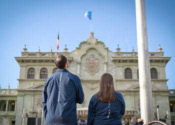 Adriana Ruano y Jean Pierre Brol en la Plaza de la Constitución. / Foto: Byron de la Cruz.