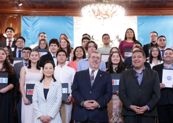 El presidente Bernardo Arévalo participó de la entrega de becas de la República de China (Taiwán).