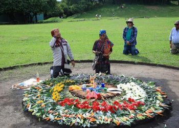Ritual maya en Kaminaljuyú: Un tributo al grano que forma la humanidad