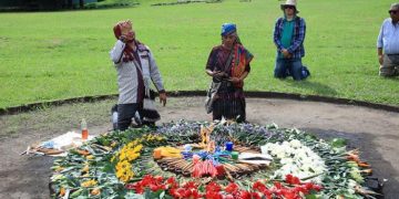 Ritual maya en Kaminaljuyú: Un tributo al grano que forma la humanidad