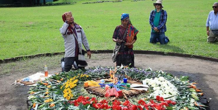 Ritual maya en Kaminaljuyú: Un tributo al grano que forma la humanidad