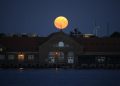 Superluna Azul en Copenhague, Dinamarca. / Foto: EFE.