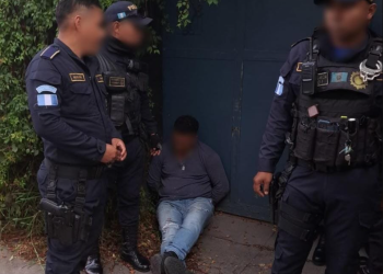 Presunto sicario capturado en zona 10. / Foto: PNC.