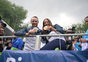 La caravana olímpica con Adriana Ruano y los demás atletas guatemaltecos recorre la ciudad de Guatemala.