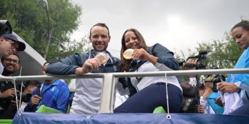 La caravana olímpica con Adriana Ruano y los demás atletas guatemaltecos recorre la ciudad de Guatemala.