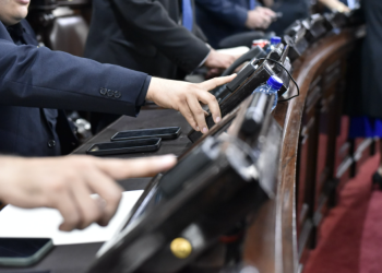Con su huella, los diputados aprobaron la ampliación presupuestaria. / Foto: Congreso de la República.