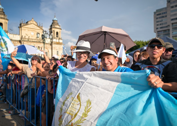 Ciudadanos acudieron a la Plaza de la Constitución para celebrar a los atletas que nos representaron en París 2024. / Foto: Byron de la Cruz.