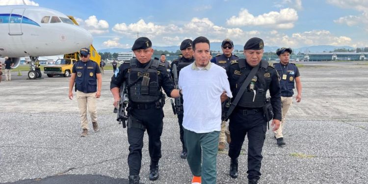 Deportan a exsubinspector de la PNC sindicado de muerte de canadiense y guatemalteco
