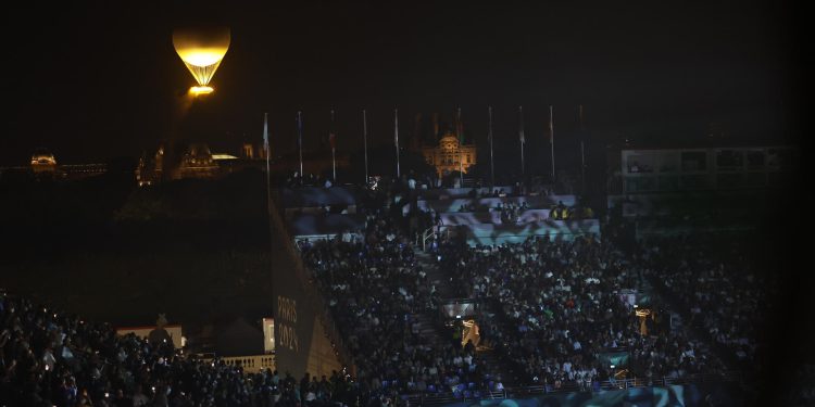 En imágenes | La llama paralímpica ilumina París de ‘la discordia a la Concordia’