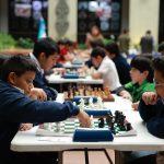 Presidente Arévalo y vicepresidenta Herrera saludaron a niños que participaron en torneo de ajedrez. /Foto: Noé Pérez y Gilber García.